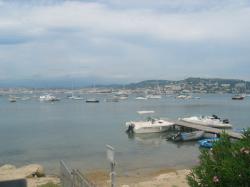 l'embarcadere de l'île de st-marguerite en face de la baie de cannes