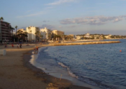 la plage de Juan-les-pins, la station balnéaire d'Antibes