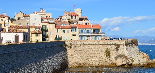 Le vieil Antibes, les maisons proches des remparts, vestiges de l'époque Romaine